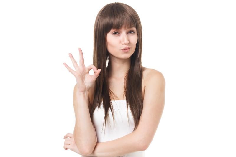 OKサインをする女性モデルの写真