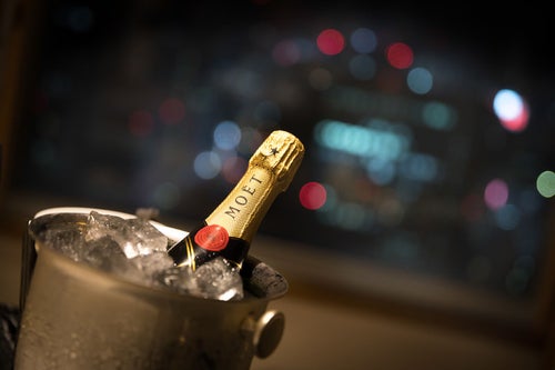 シャンパンと夜景の丸ボケの写真