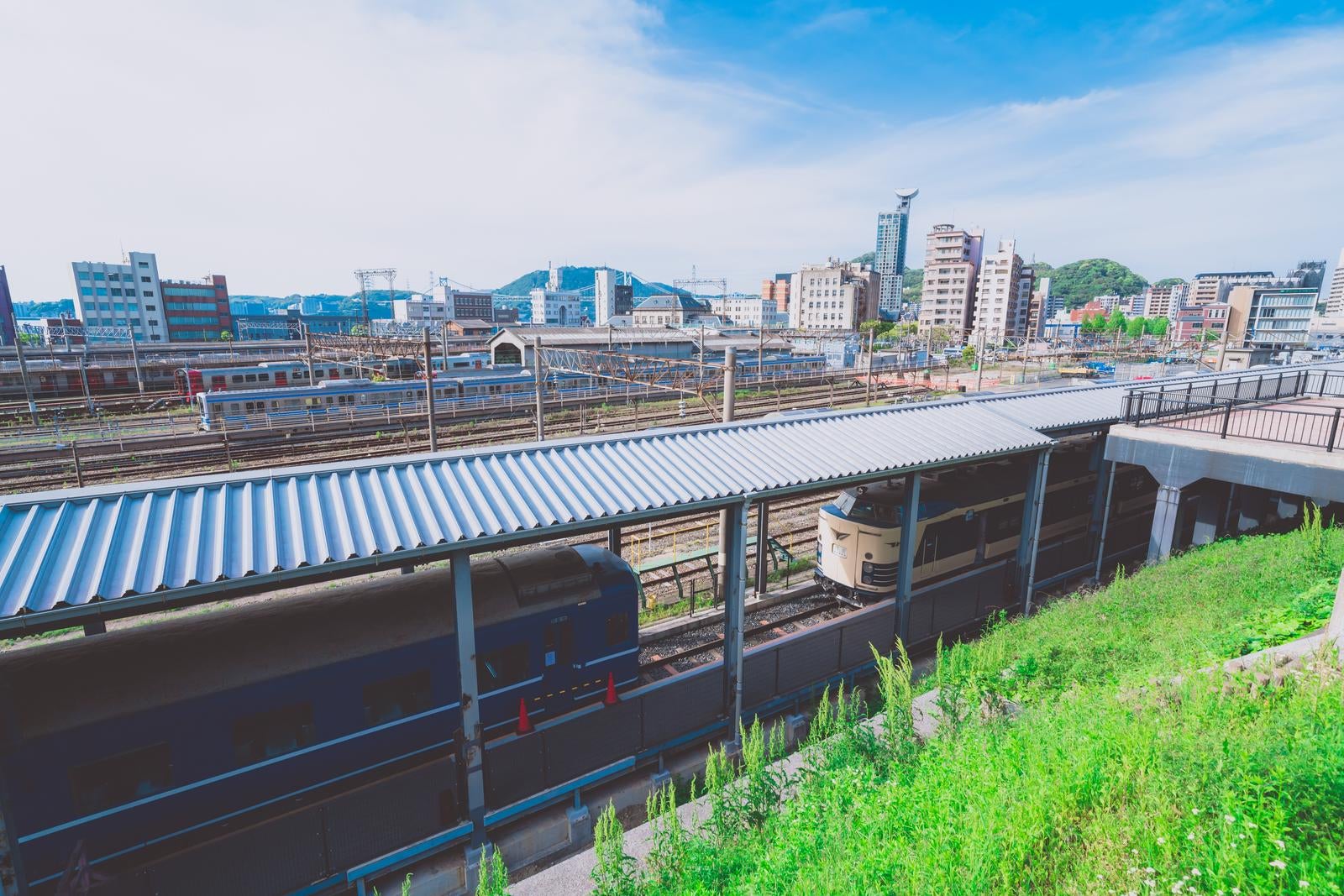 門司港の電車が停車する鉄道風景 photo