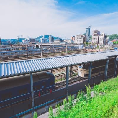 門司港の電車が停車する鉄道風景の写真
