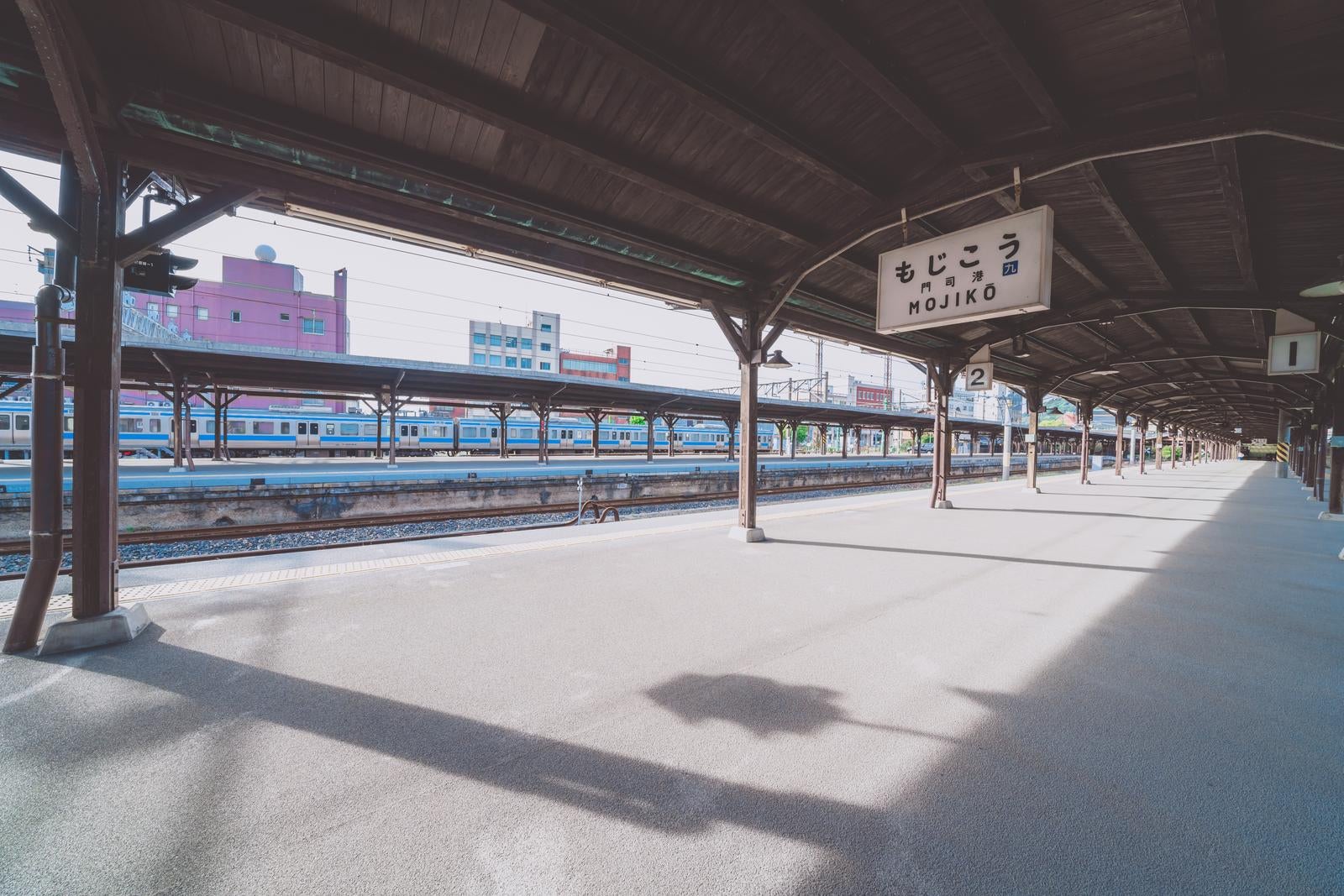 「門司港駅ホームから見える鉄道旅行の風景」の写真