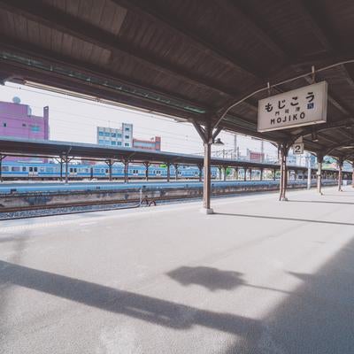 門司港駅ホームから見える鉄道旅行の風景の写真