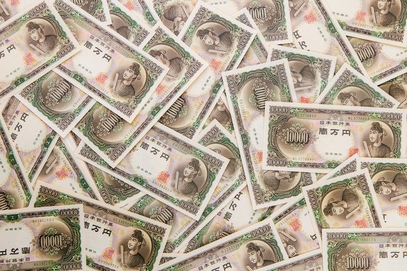 散らばった一万円券（聖徳太子）の写真