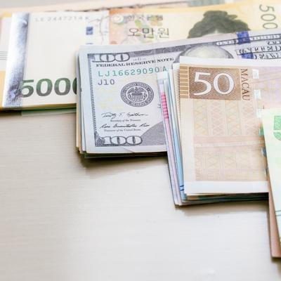 グローバル経済を象徴する各国の通貨紙幣の写真