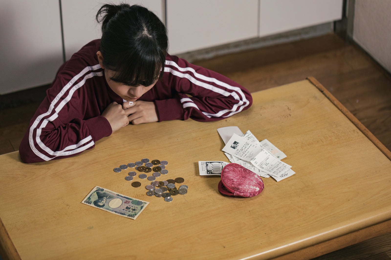 「自粛生活が長く続き金欠に陥る女学生」の写真［モデル：千歳］