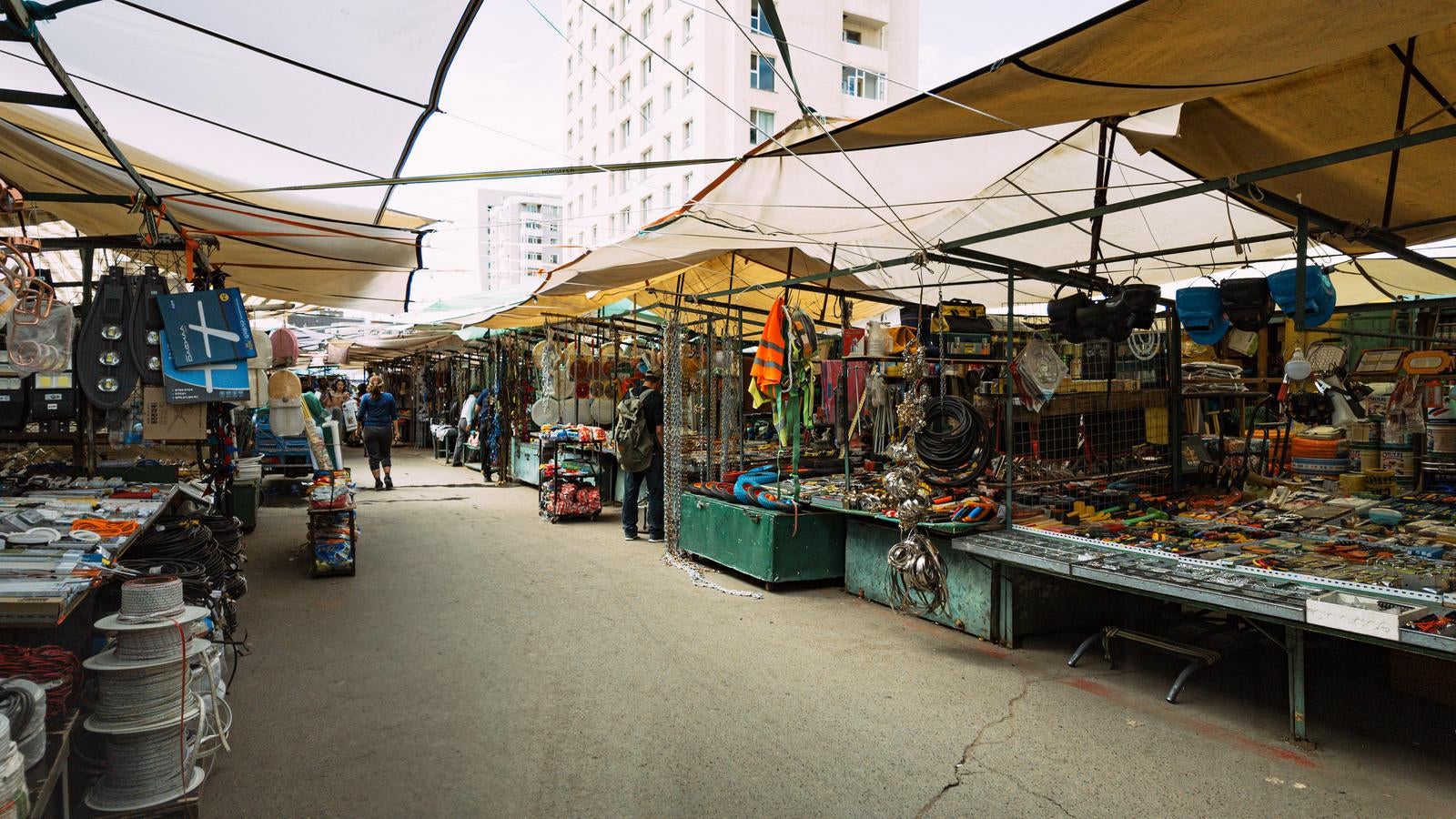 「モンゴルの市場に並ぶ色とりどりの工具と雑貨」の写真