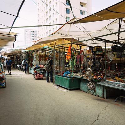 モンゴルの市場に並ぶ色とりどりの工具と雑貨の素材