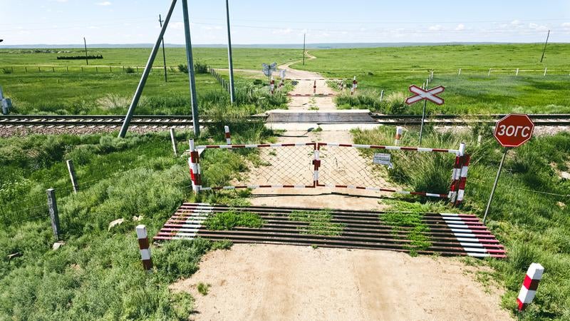 モンゴルの草原に佇むローカル鉄道の踏切の写真