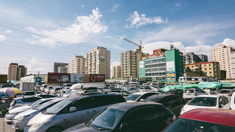 車で埋め尽くされたナラントール市場の駐車場の様子の写真