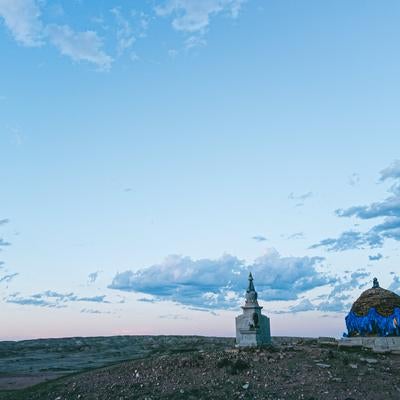 モンゴルにある世界エネルギーセンターの聖なる布と夕暮れの写真