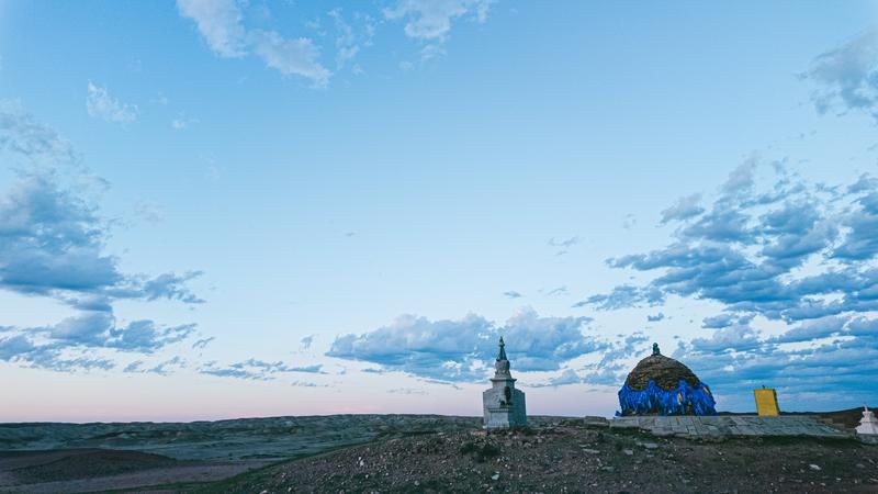 モンゴルにある世界エネルギーセンターの聖なる布と夕暮れの写真