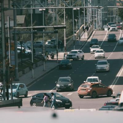 ウランバートルの主要道路を走る車、だいたい砂埃で汚れているの写真