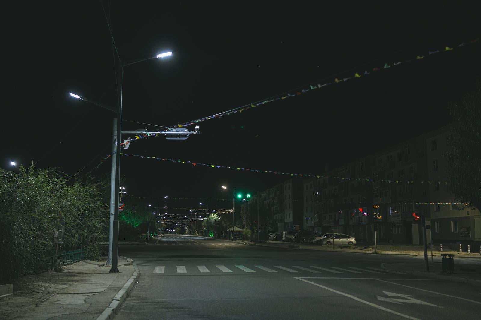 「夜の静けさを感じるモンゴルの交差点」の写真