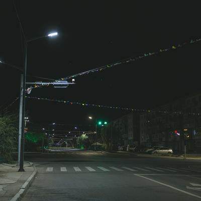 夜の静けさを感じるモンゴルの交差点の素材