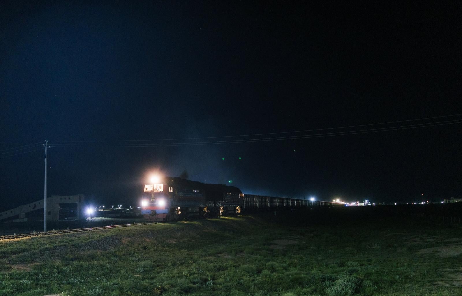 「静寂を破る夜間走行の貨物列車」の写真