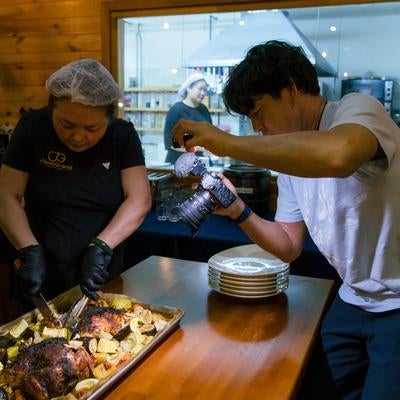 調理している様子を撮影する旅行系Youtuberの写真