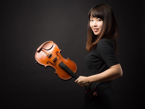 ヴァイオリンと女性の写真
