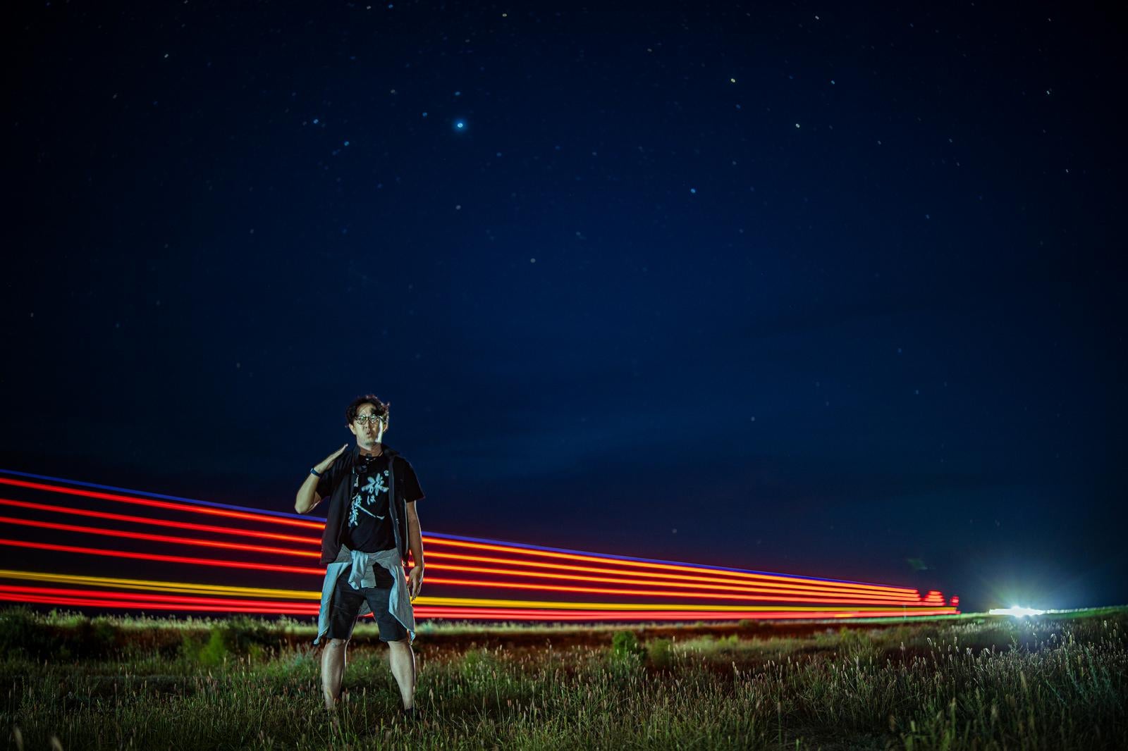 「モンゴルの星空とトラックの光跡とトラベラー」の写真［モデル：もーりー］