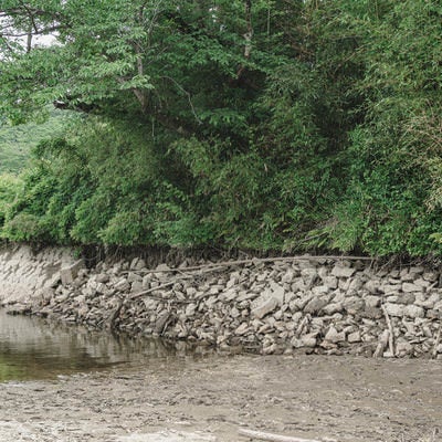 普段は水没しているダム湖右岸の石組みの写真