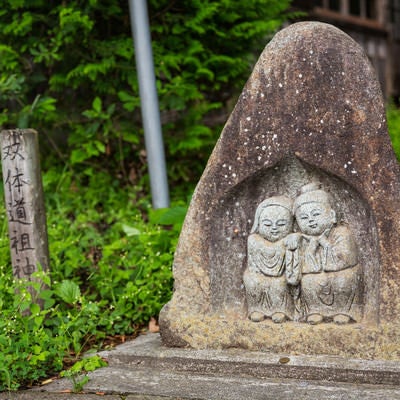 応桑諏訪神社の双体道祖神の写真