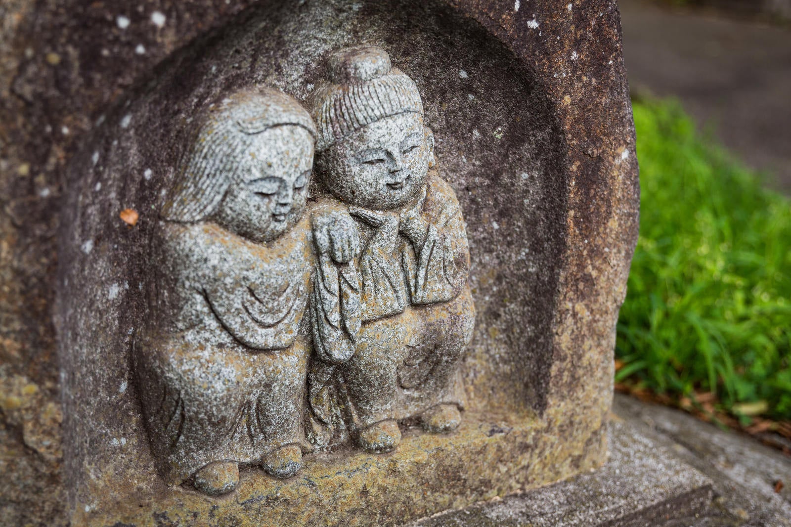 「寄り添う姿の「双体道祖神」の石像」の写真