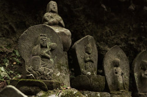 滝沢観音石仏群の石像の写真