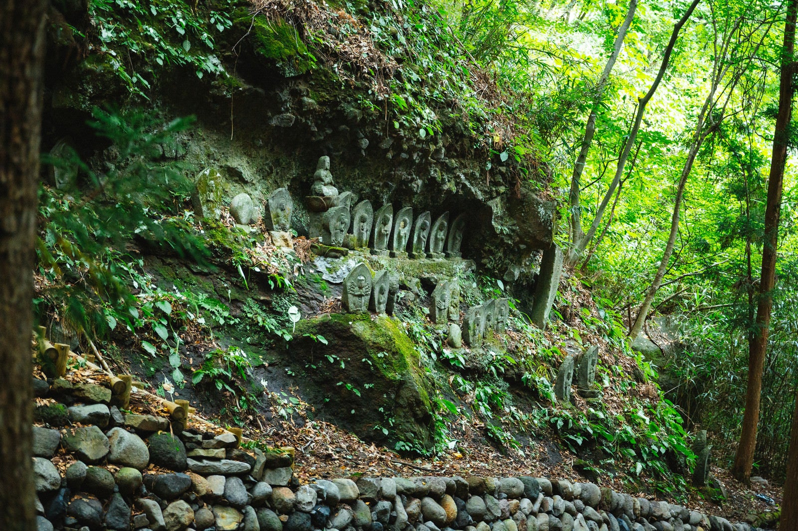 「崖に並ぶ滝沢観音石仏群」の写真