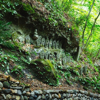 崖に並ぶ滝沢観音石仏群の写真