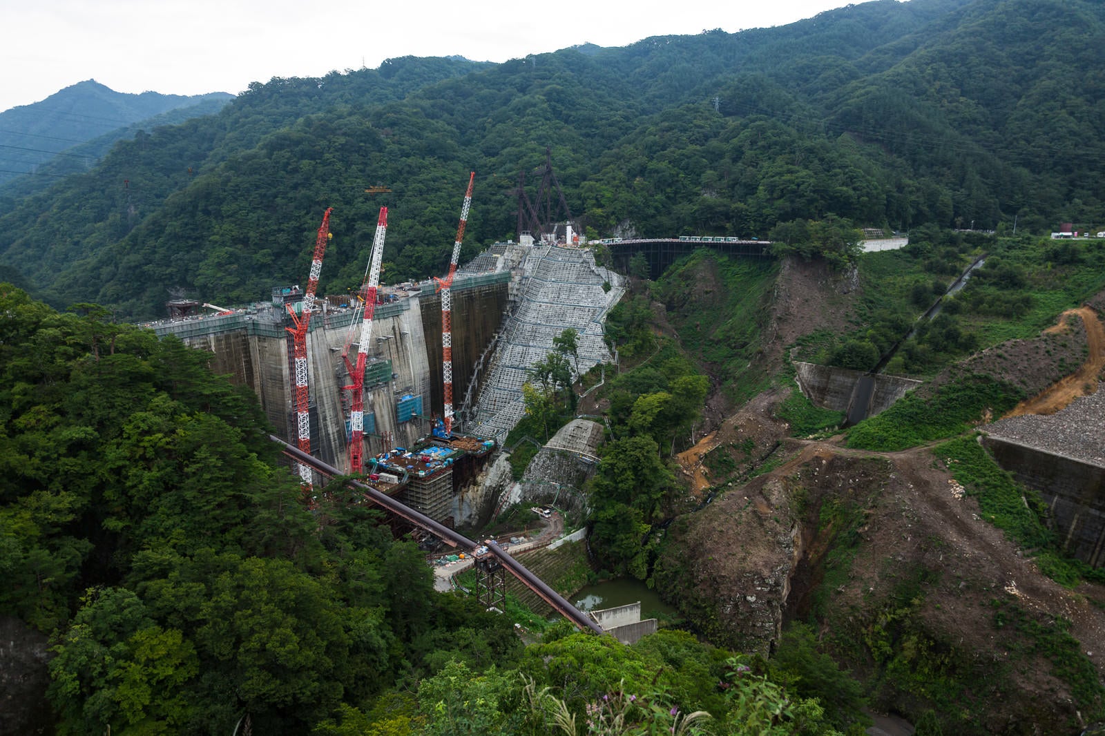 「建設工事中の八ッ場ダムの様子」の写真