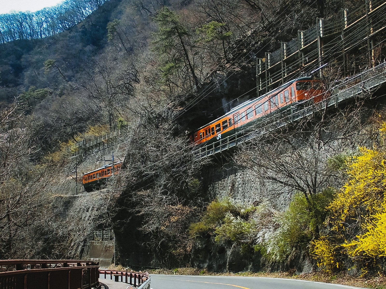 「日本一短いトンネル「樽沢トンネル」を走行するJR吾妻線」の写真