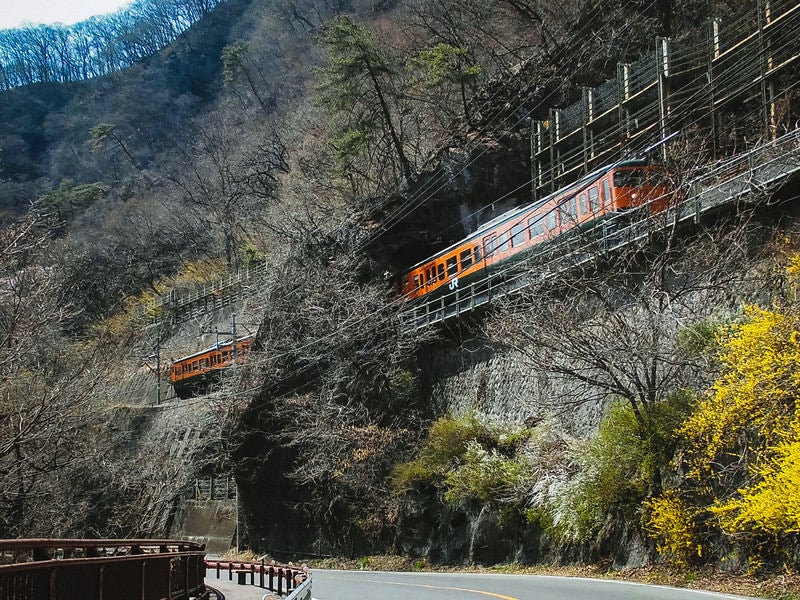 日本一短いトンネル「樽沢トンネル」を走行するJR吾妻線の写真