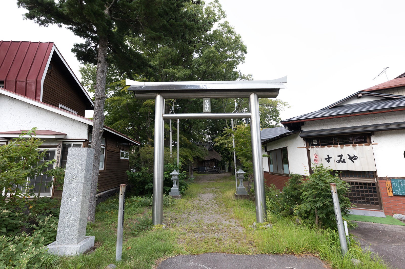 「北軽井沢駅近くの牧宮神社の鳥居」の写真