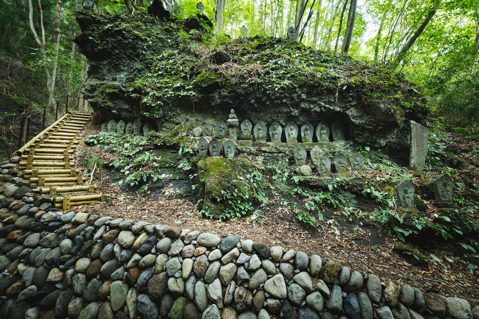「森の中にある滝沢観音石仏群」の写真