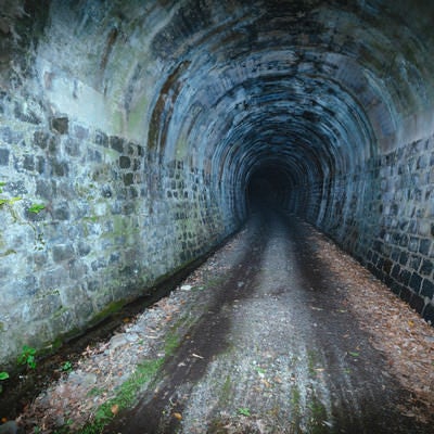 電灯のない使われていないトンネルの写真