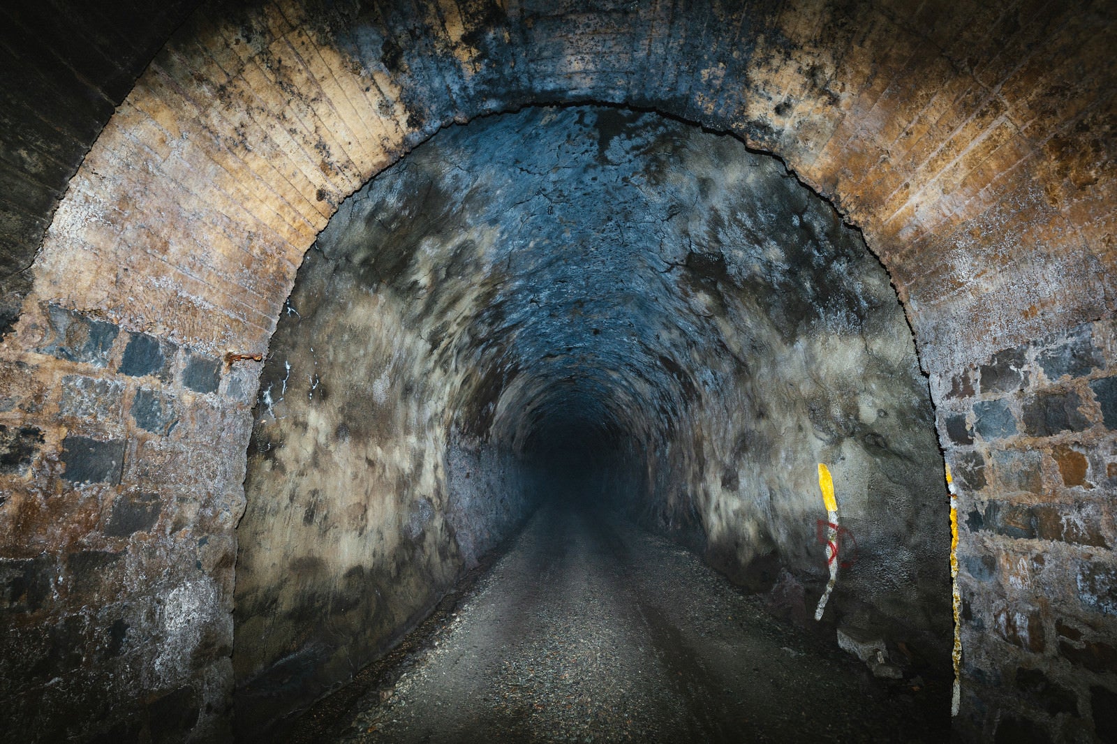 「奥深くまで続く暗いトンネル」の写真