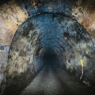 奥深くまで続く暗いトンネルの写真