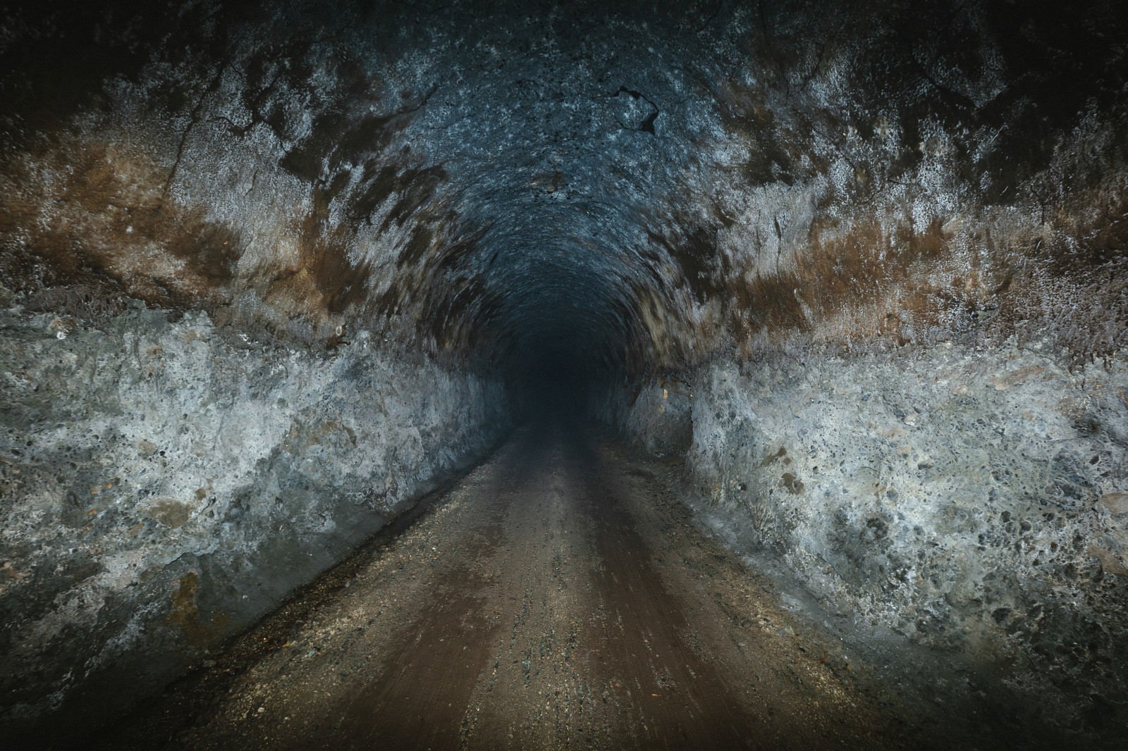 「照明がない真っ暗なトンネル」の写真