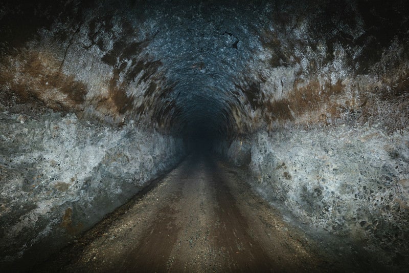 照明がない真っ暗なトンネルの写真