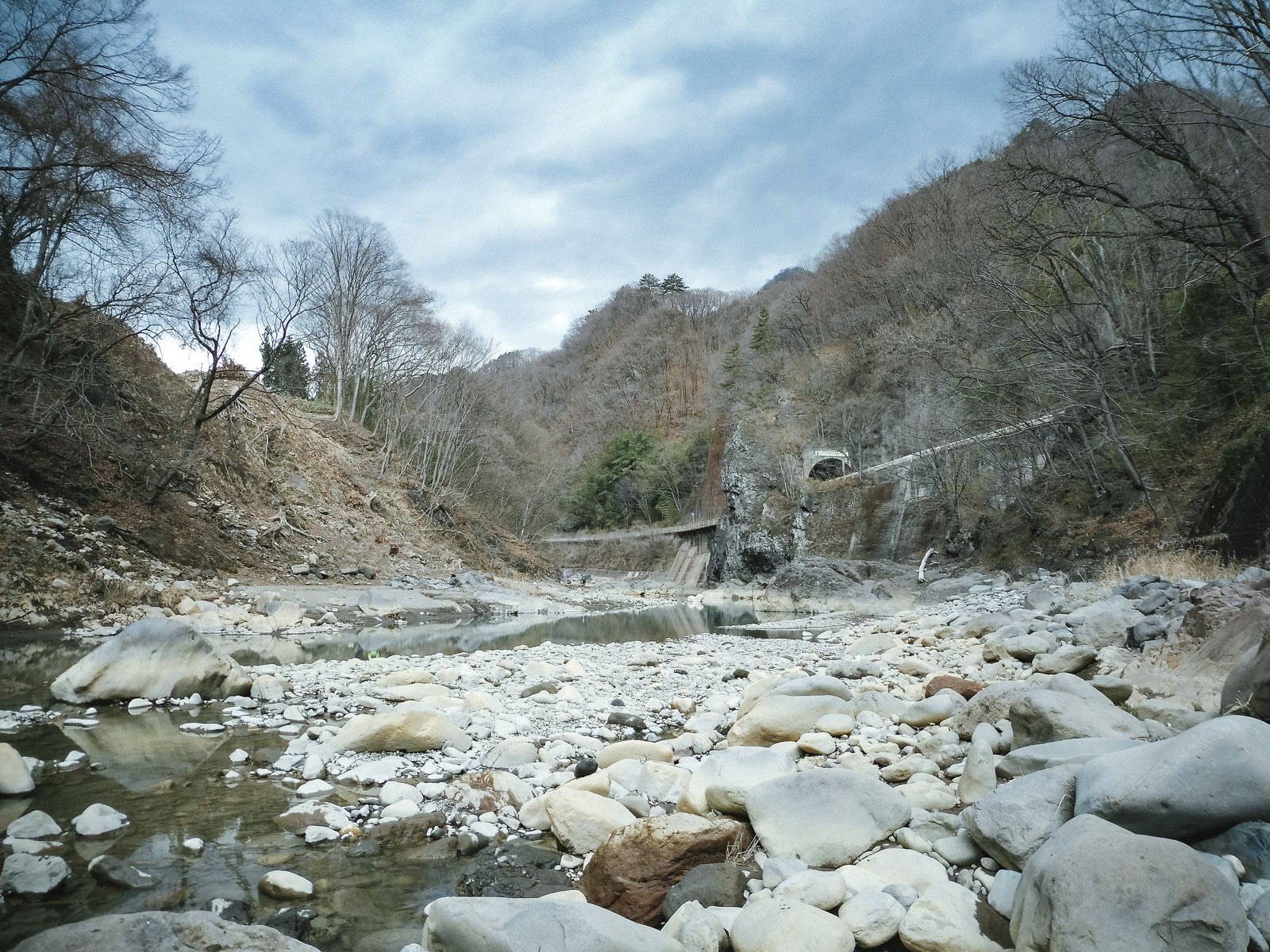 「八ッ場ダムの水没予定の吾妻川」の写真