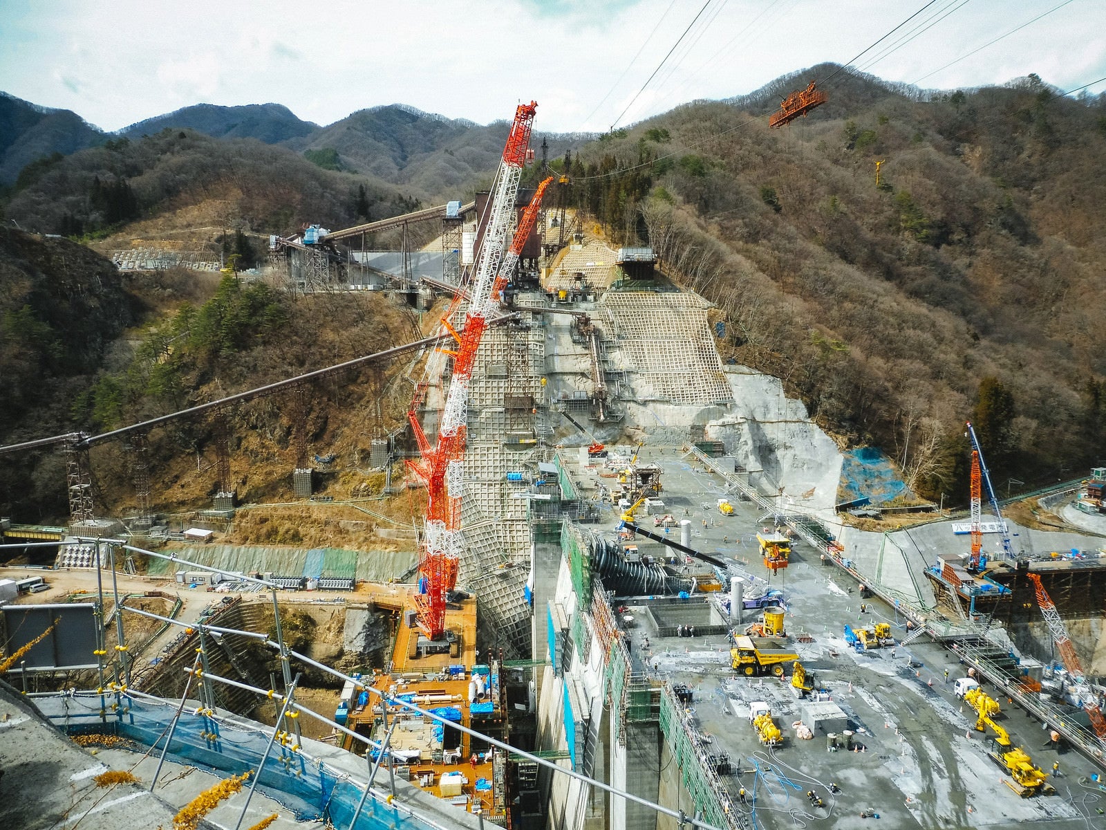 「八ッ場ダムの工事風景（大型クレーン）」の写真