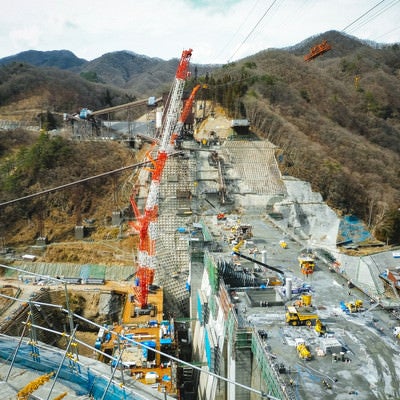 八ッ場ダムの工事風景（大型クレーン）の写真