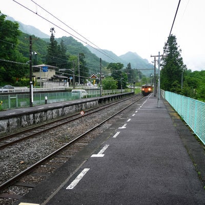 旧川原湯温泉駅ホームとJR吾妻線　の写真