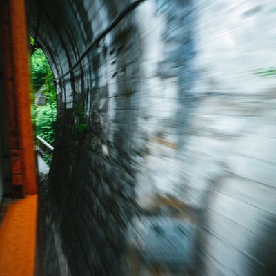 「樽沢トンネル」を通過中の車窓からの写真