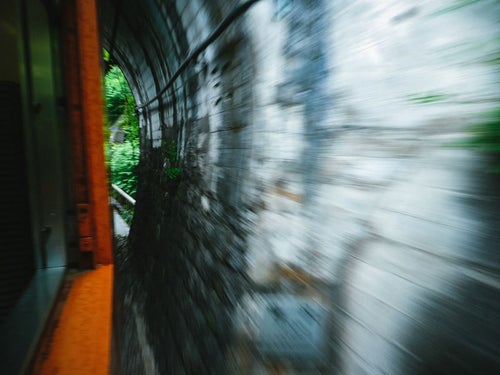 「樽沢トンネル」を通過中の車窓からの写真