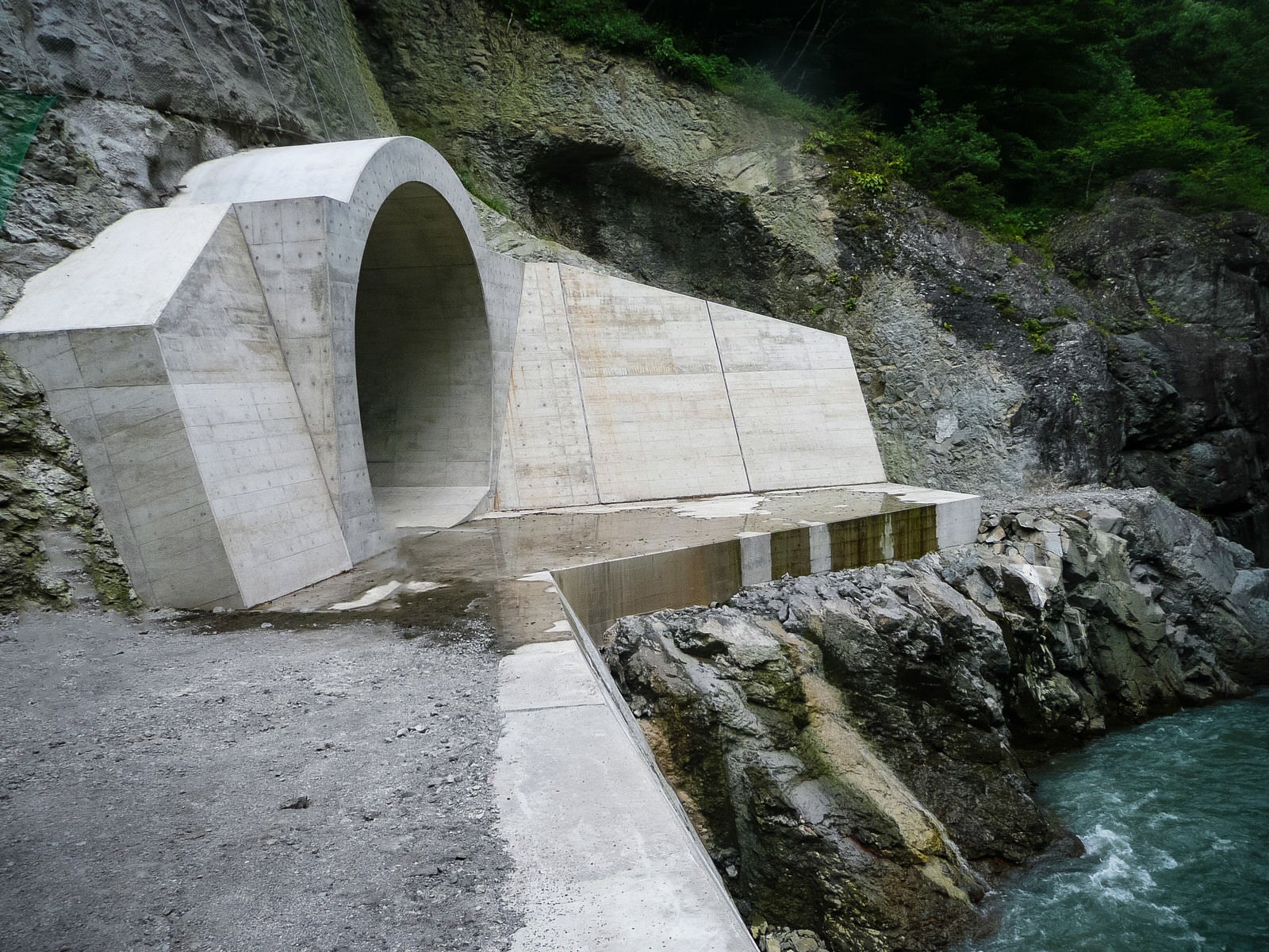 「ダム建設で川の水を迂回させるために作られた仮排水トンネル」の写真