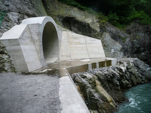 ダム建設で川の水を迂回させるために作られた仮排水トンネルの写真