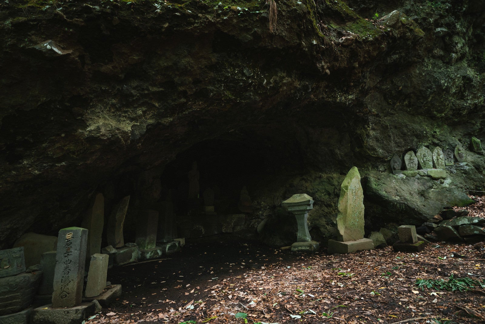 「洞穴の石仏（滝沢観音石仏群）」の写真