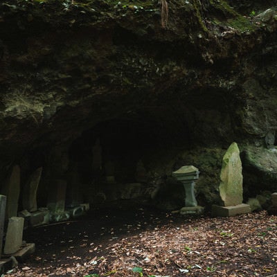 洞穴の石仏（滝沢観音石仏群）の写真