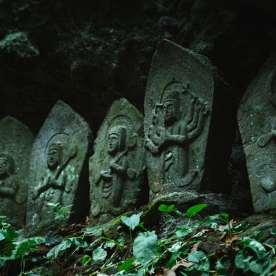 多数の石仏が並ぶ「滝沢観音石仏群」の写真