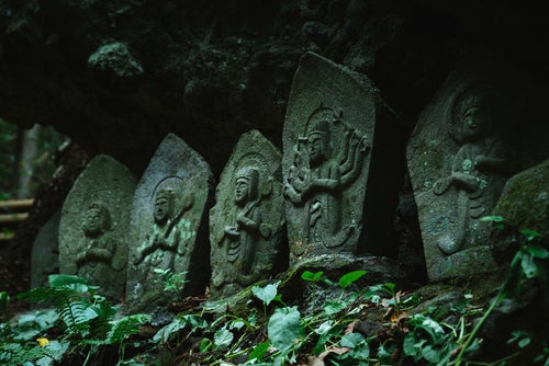 多数の石仏が並ぶ「滝沢観音石仏群」の写真